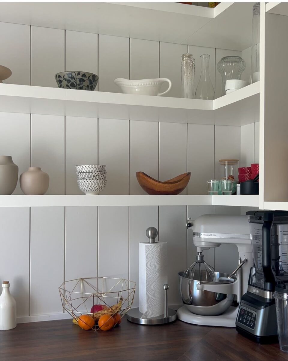 back kitchen farmhouse lumineuse blanc bois espace de range,ent garde manger