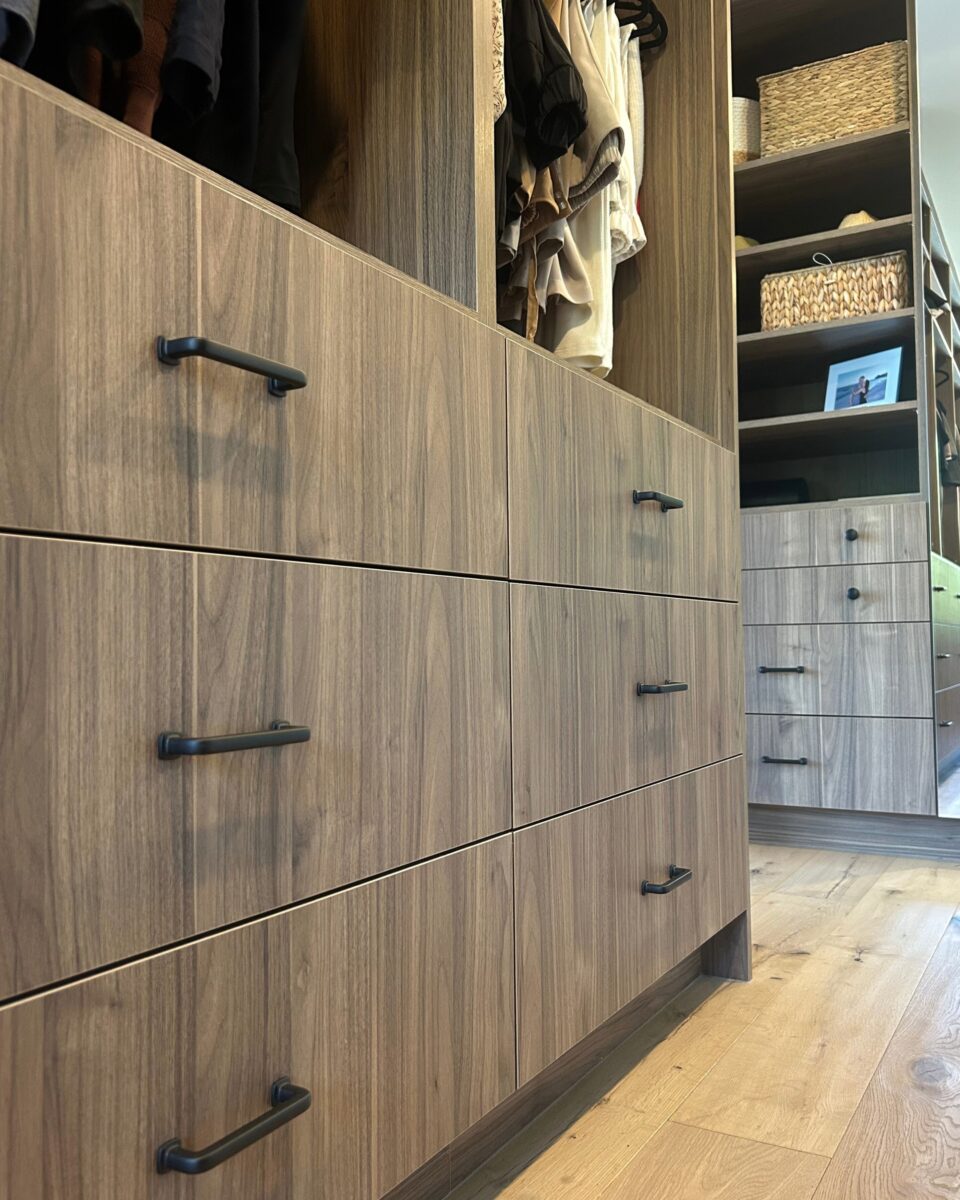 walk in garde robe avec rangement tiroirs armoirs en bois