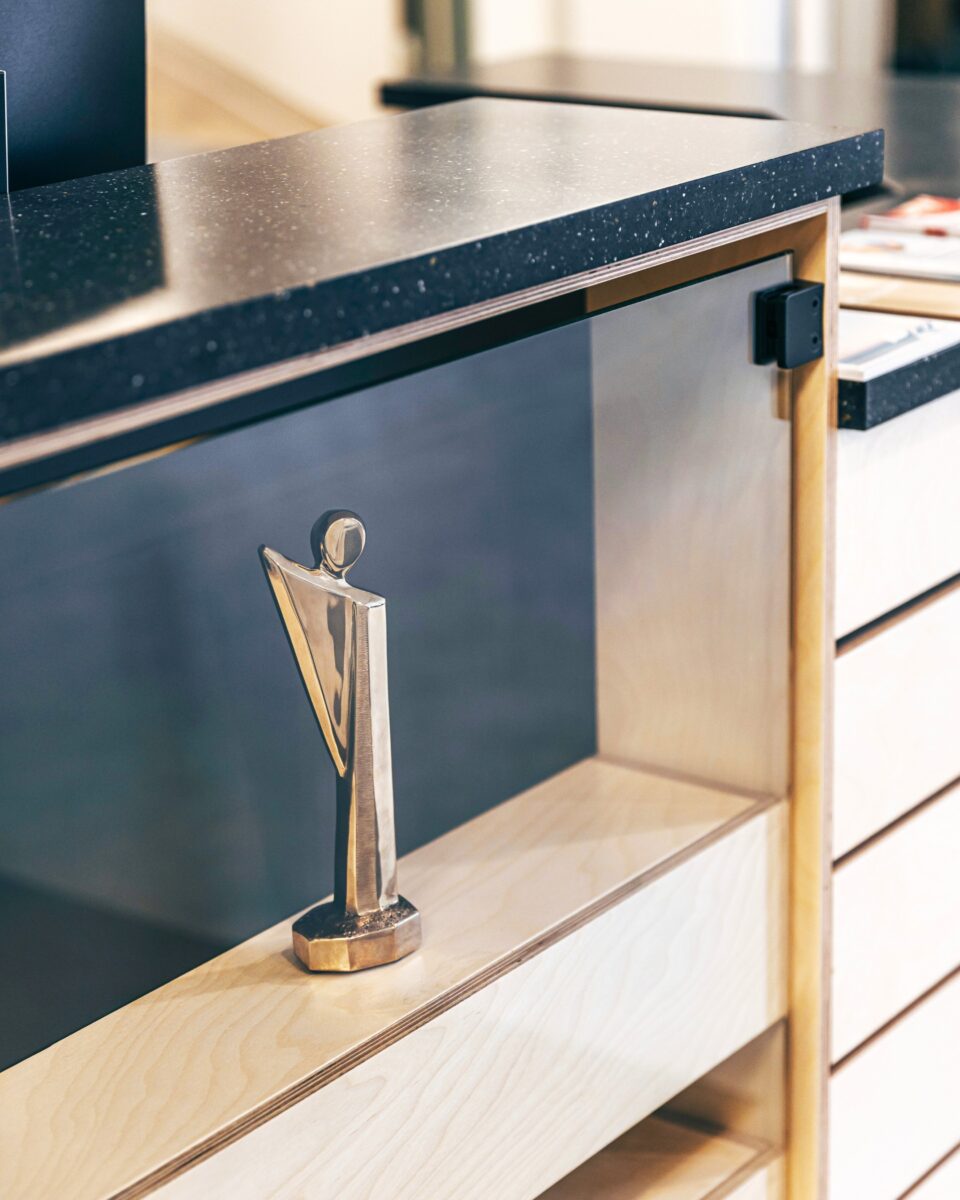 Le bureau d’accueil d’un centre d’hébergement, conçu avec une approche axée sur la qualité, l’innovation et l’expérience utilisateur, peut se démarquer par son design distinctif et contribuer à l’obtention de certifications et de reconnaissances professionnelles.