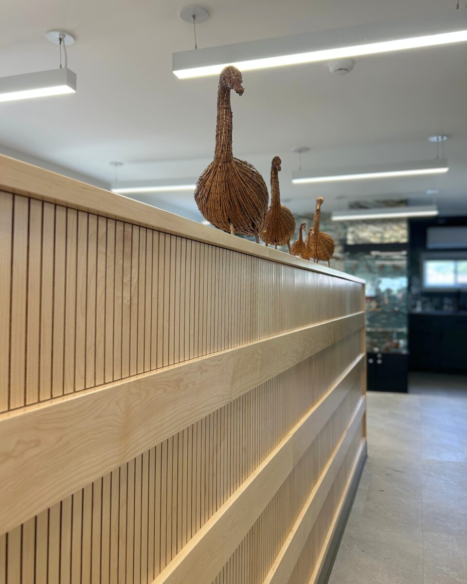 Espace de bureaux avec mur stylé de séparation.