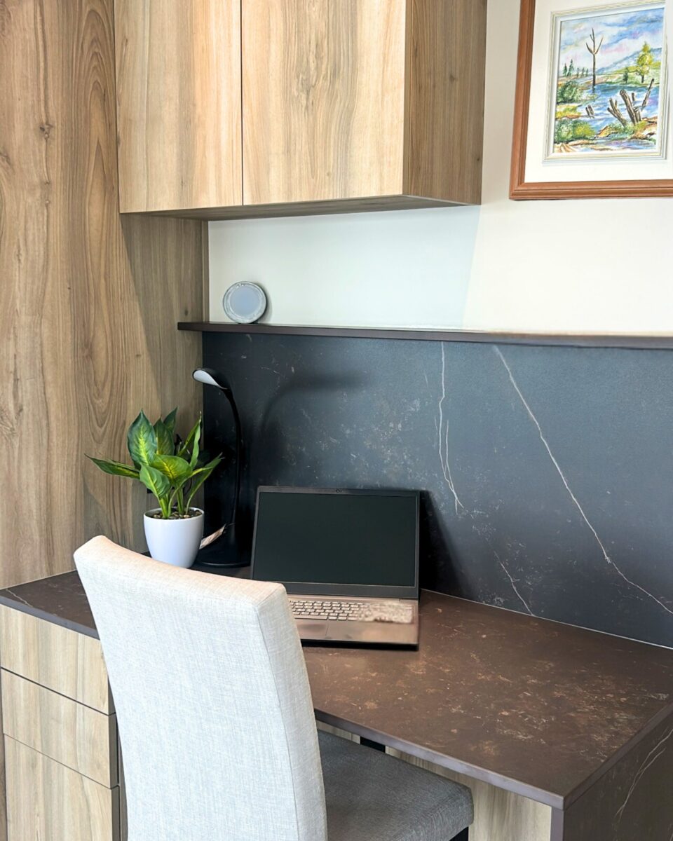 Bureau de travail avec cermaic foncé noire, moderne. Armoires bruns pales.