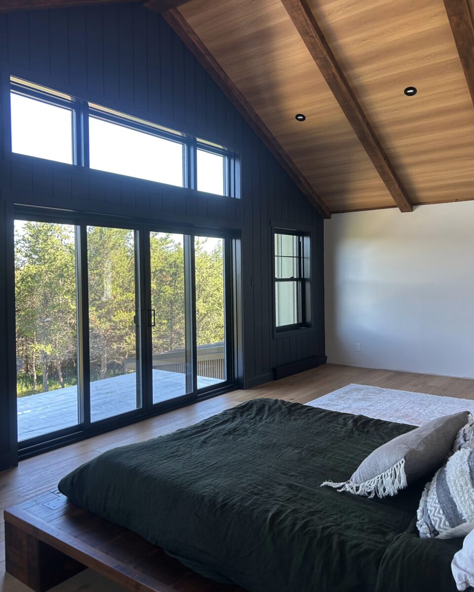 chambre a coucher lit plafond en pente haut en bois avec balcon