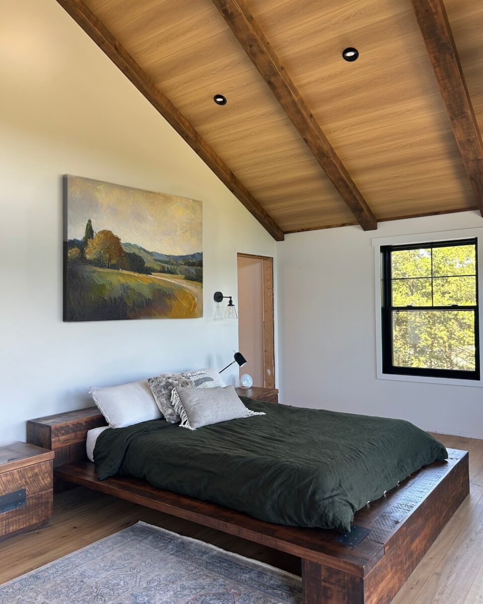 chambre des maitres très lumineuse avec haut plafond en bois.