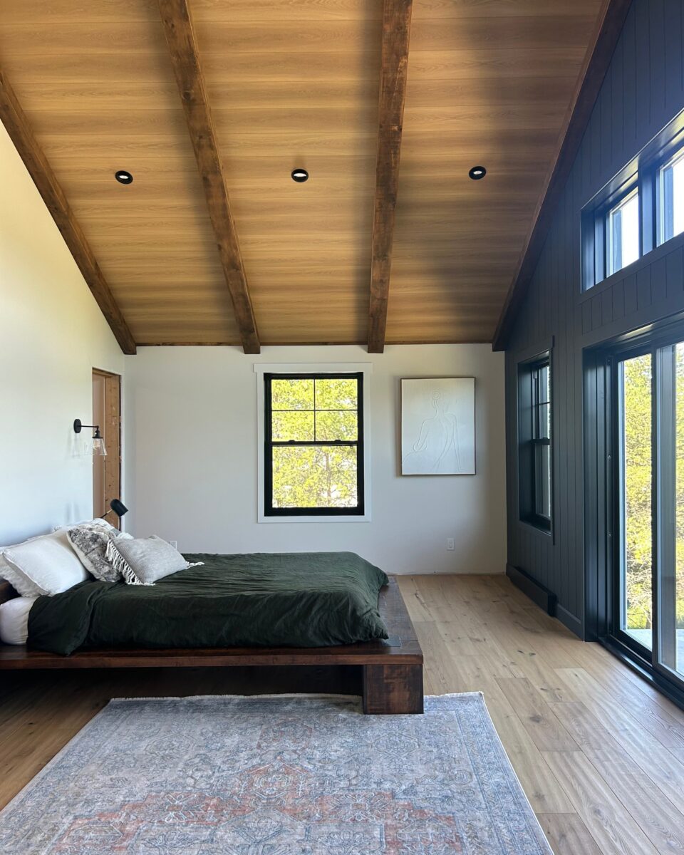 chambre des maitres grande avec hait plafond tout en bois grandes fenetres piece tres lumineuses