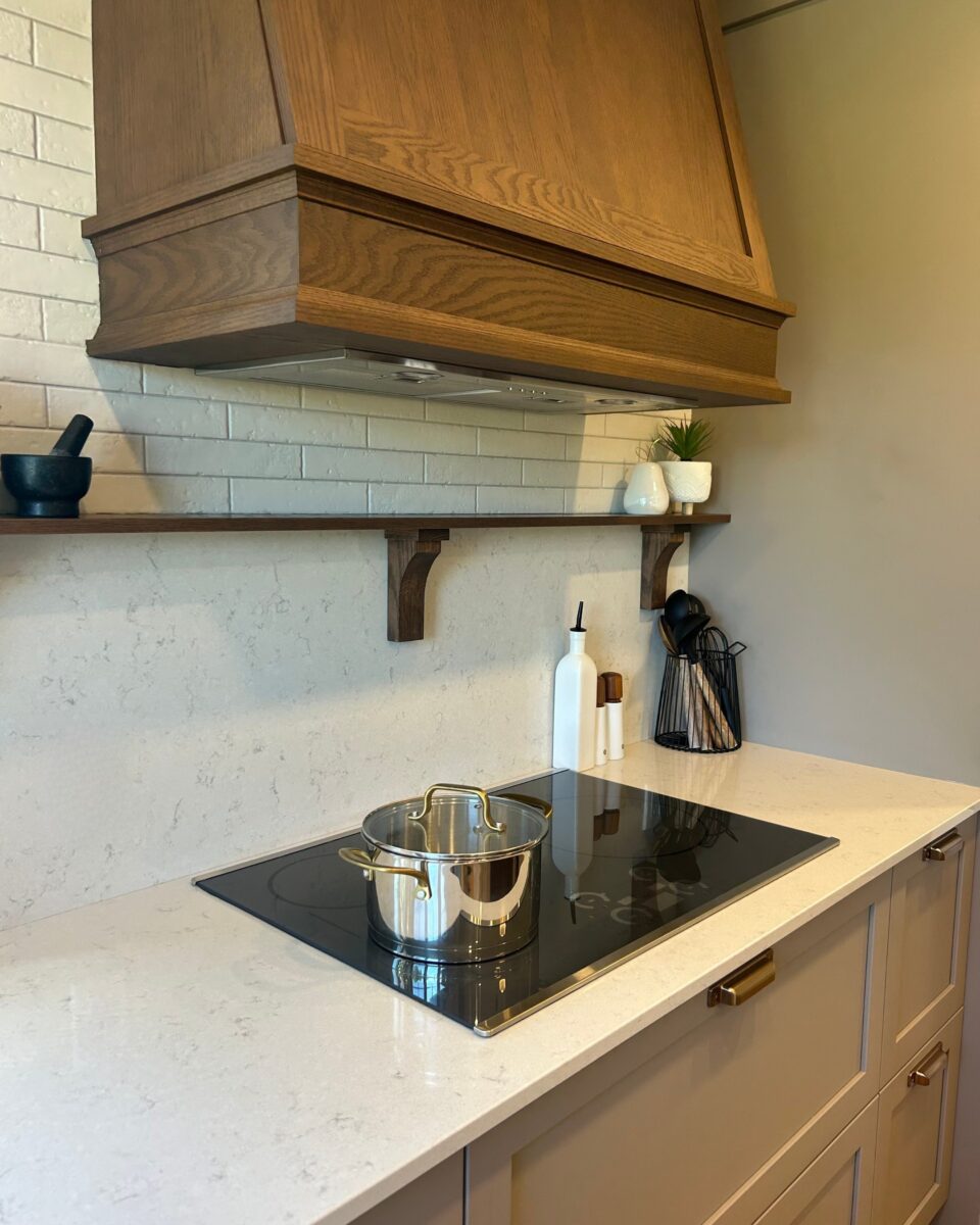 hote de poele avec comptoir de quartz