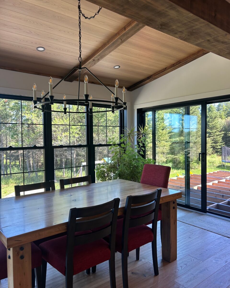 salle a manger lumineuse avec grande fenetres et chandelier luxueux