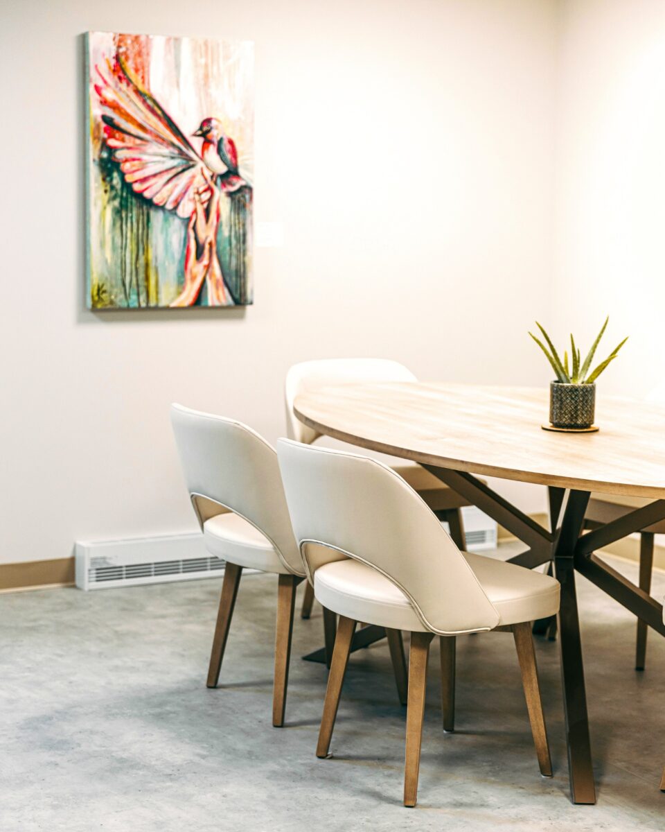 La cuisine, aménagée avec une table, des chaises et des éléments d’art design, crée un espace à la fois fonctionnel, convivial et esthétiquement inspirant.