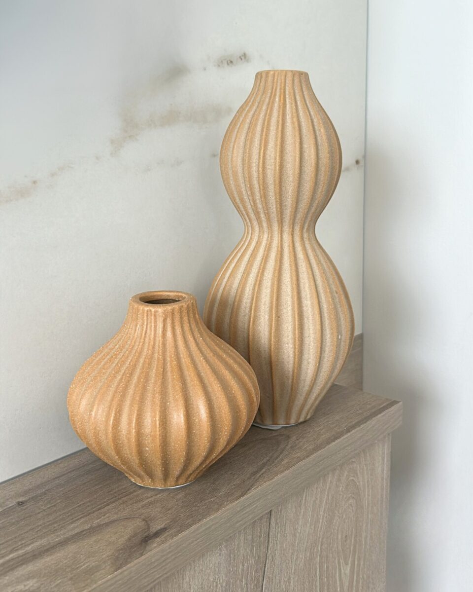 Decoration de salon moderne. Comtoir bois pale. Mure marbre mat.