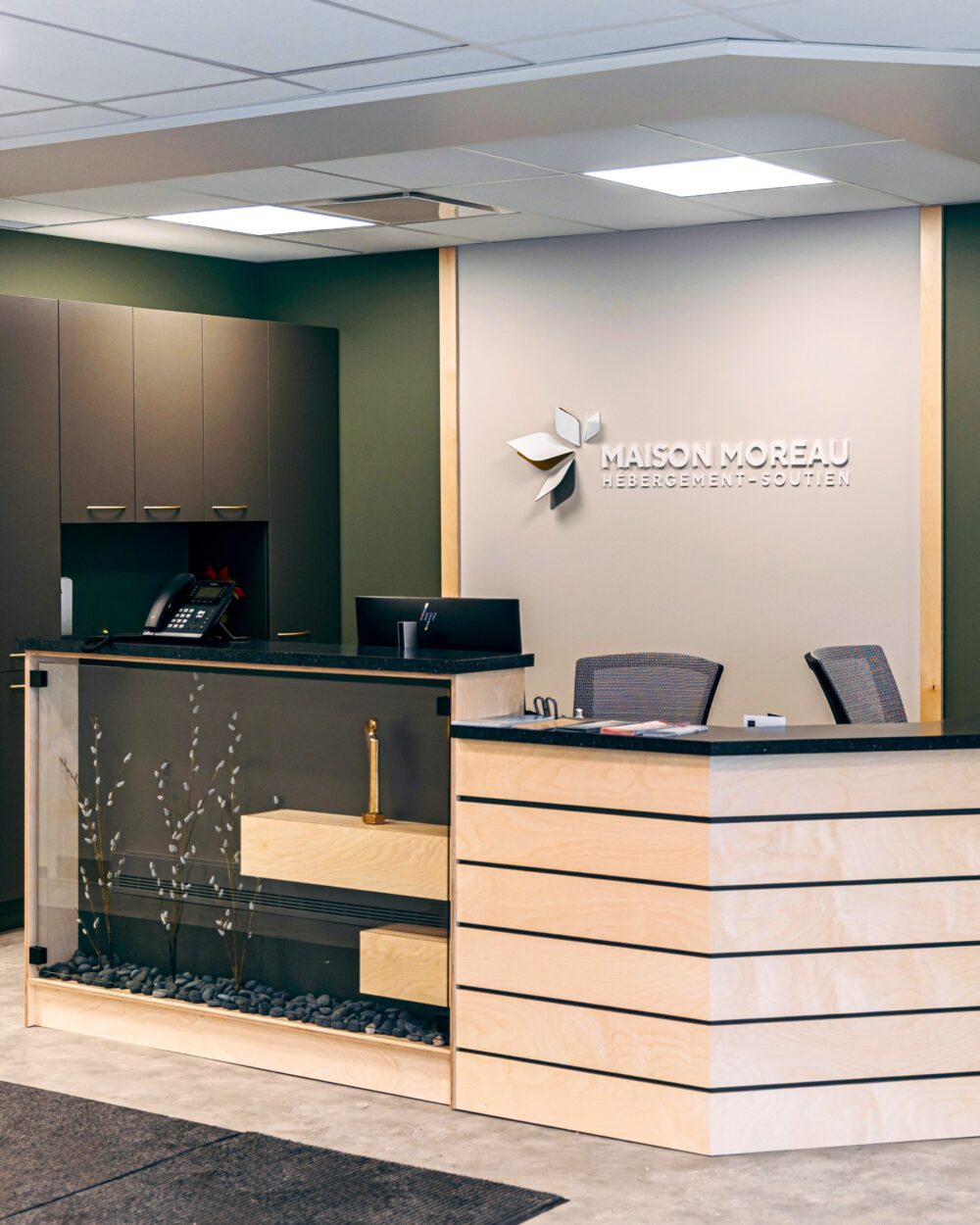 Le design de l’entrée, de l’accueil et des espaces administratifs d’un hôpital ou d’un centre de services doit créer un environnement fonctionnel, accessible et chaleureux, favorisant à la fois l’efficacité du personnel et le bien-être des usagers.