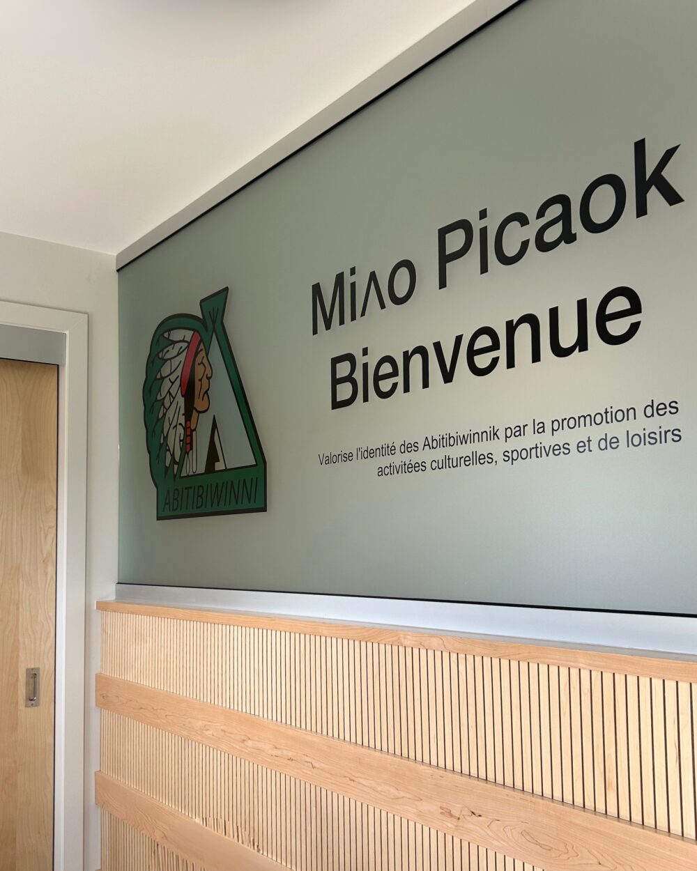 Entrée du conseil des première nations. Affiche de l'espace Abitibiwinni, bureaux.