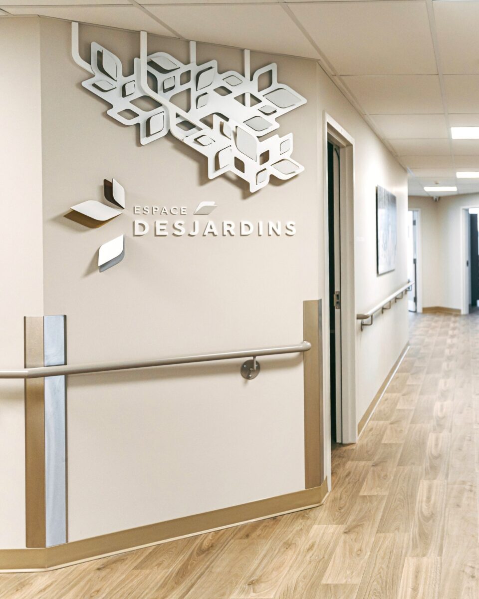 Le graphisme, le design et l’intégration d’œuvres d’art dans les halls et corridors d’un centre d’hébergement en cancérologie contribuent à créer un environnement apaisant, humain et inspirant pour les usagers.