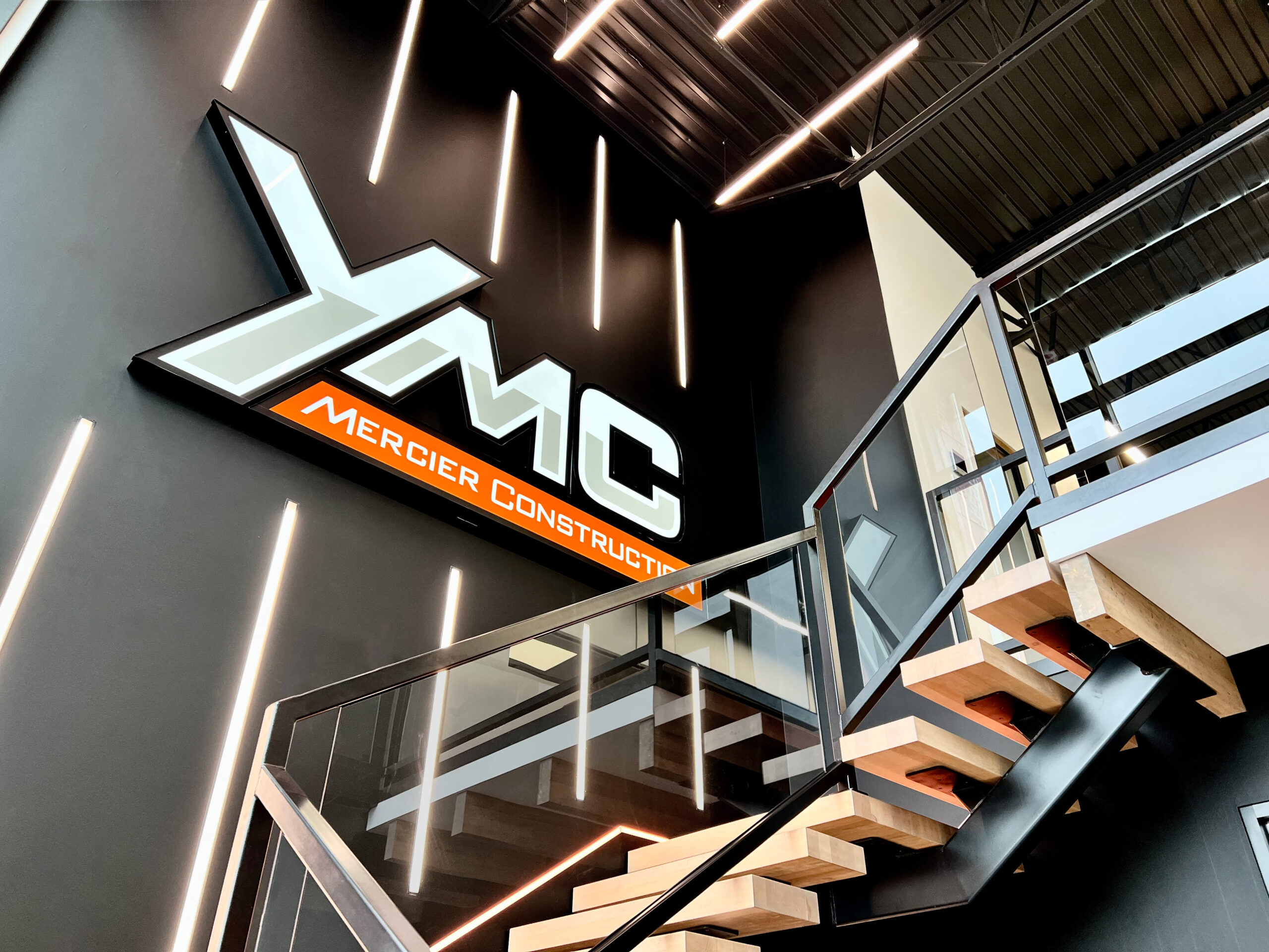 Réalisation YMC Construction Commercial Éclairage Escalier DEL Struktura Design Architecture 2022