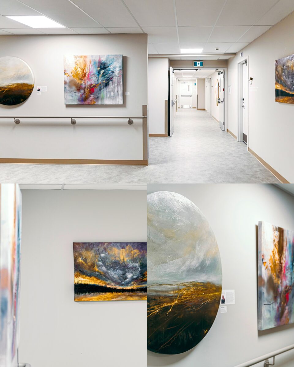 Les pièces d’art intégrées aux corridors, combinées à un décor design aux tons blancs, mettent en valeur le travail des artistes tout en créant un environnement lumineux, élégant et apaisant.