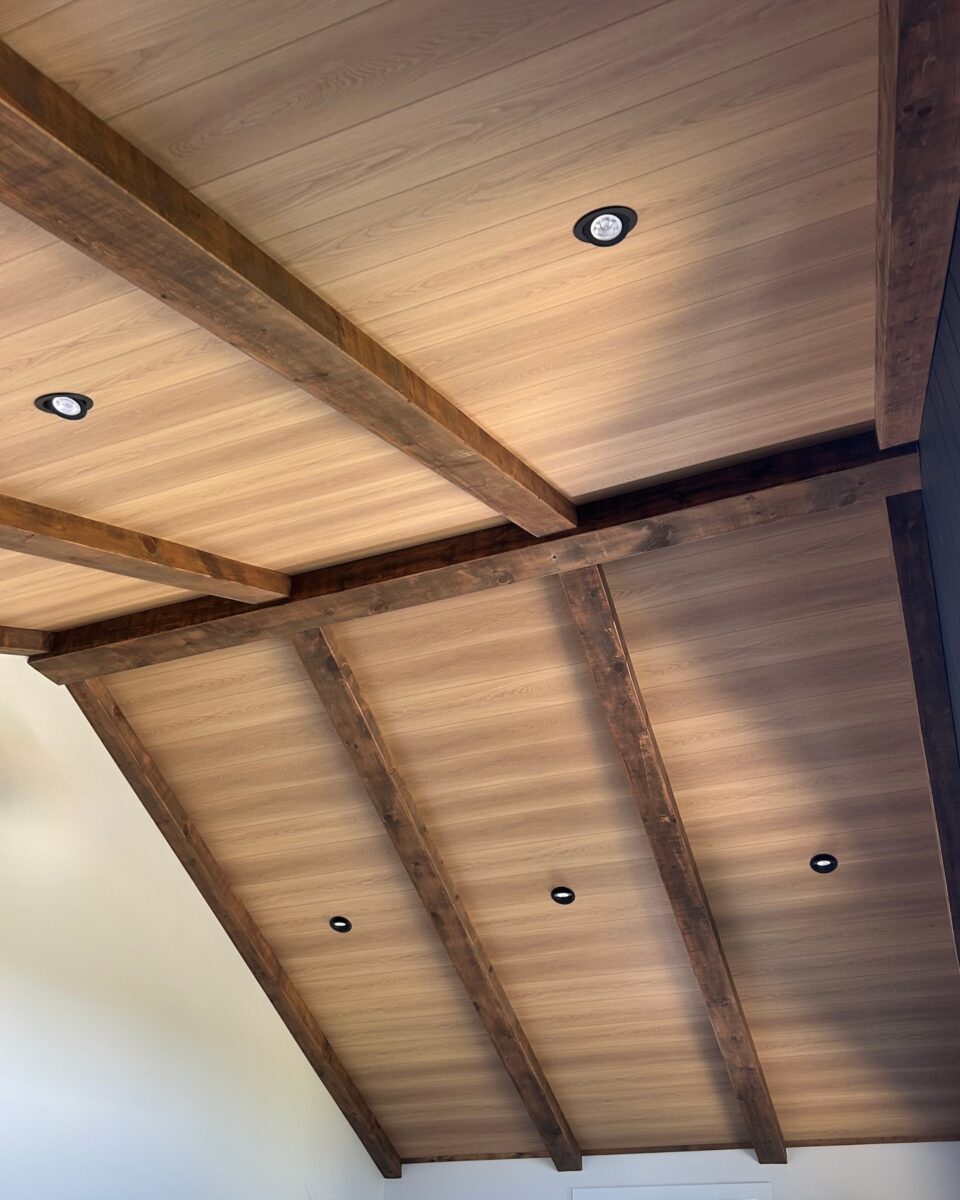 plafond en bois haut avec lumieres encastrés dans chambre à couché
