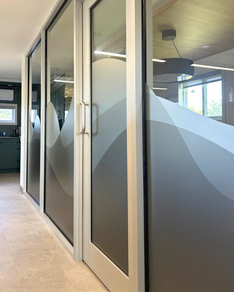 Des portes de salle de rencontre en vitre avec design vaguée.