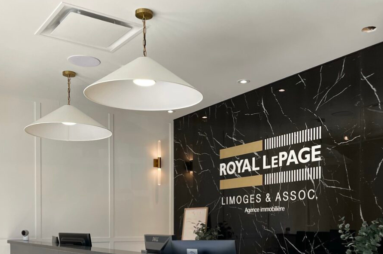 Réalisation commercial avec luminaire banc moderne dans la réception.