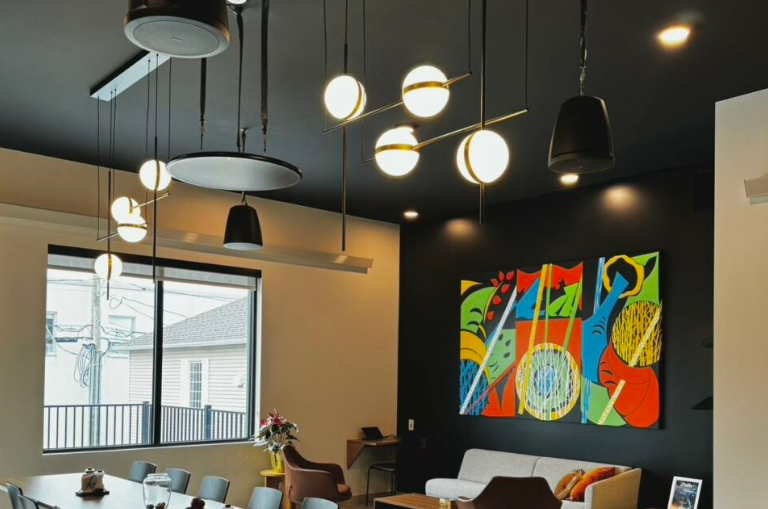 Réalisation commercial avec luminaires noir dans salle à manger.