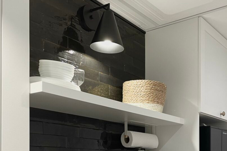 Réalisation commercial avec luminaire noir dans salle à manger.