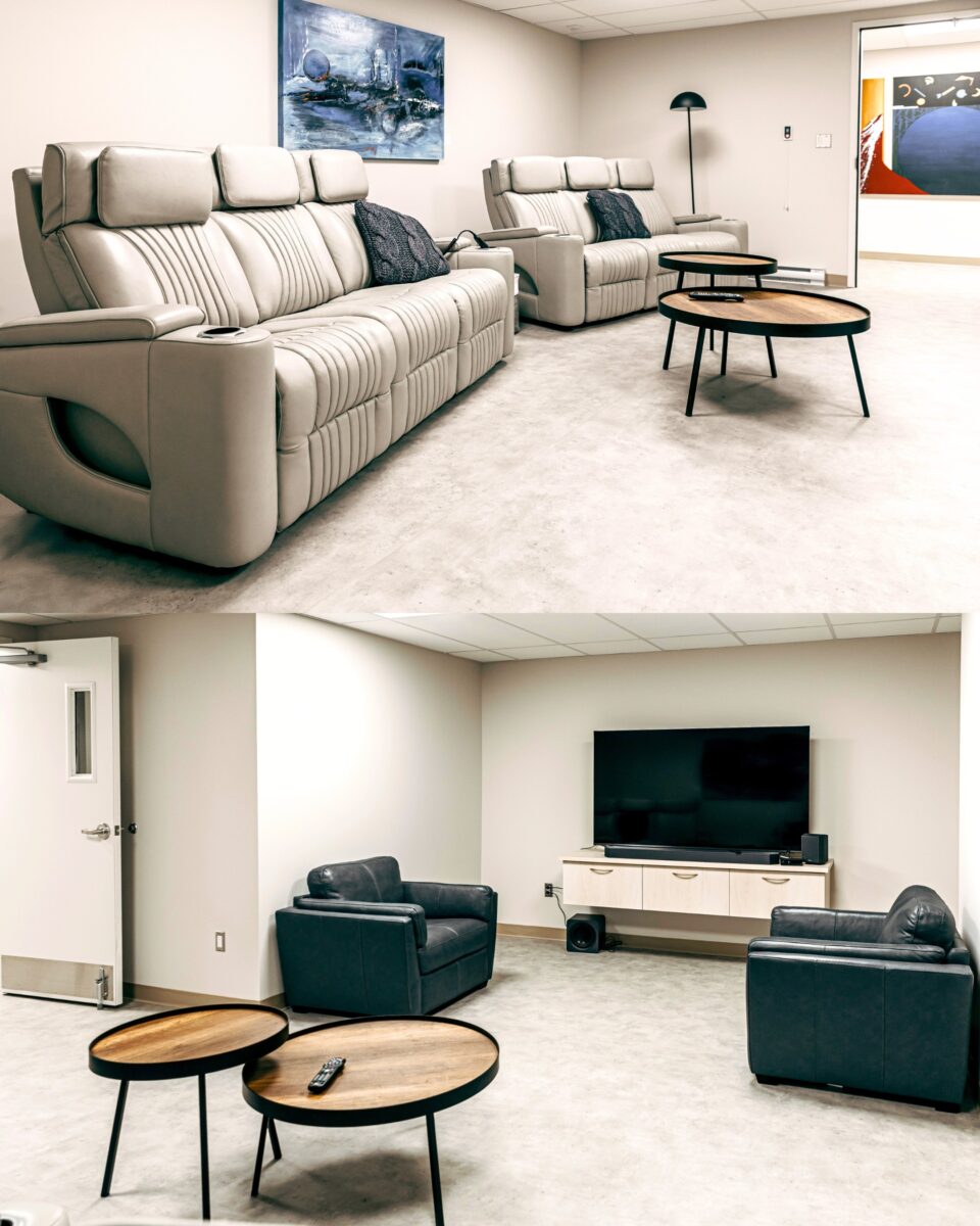 La salle commune, aménagée avec divans, tables et chaises au design soigné, constitue une pièce centrale du service, favorisant la réhabilitation, le soutien et les échanges entre les usagers.