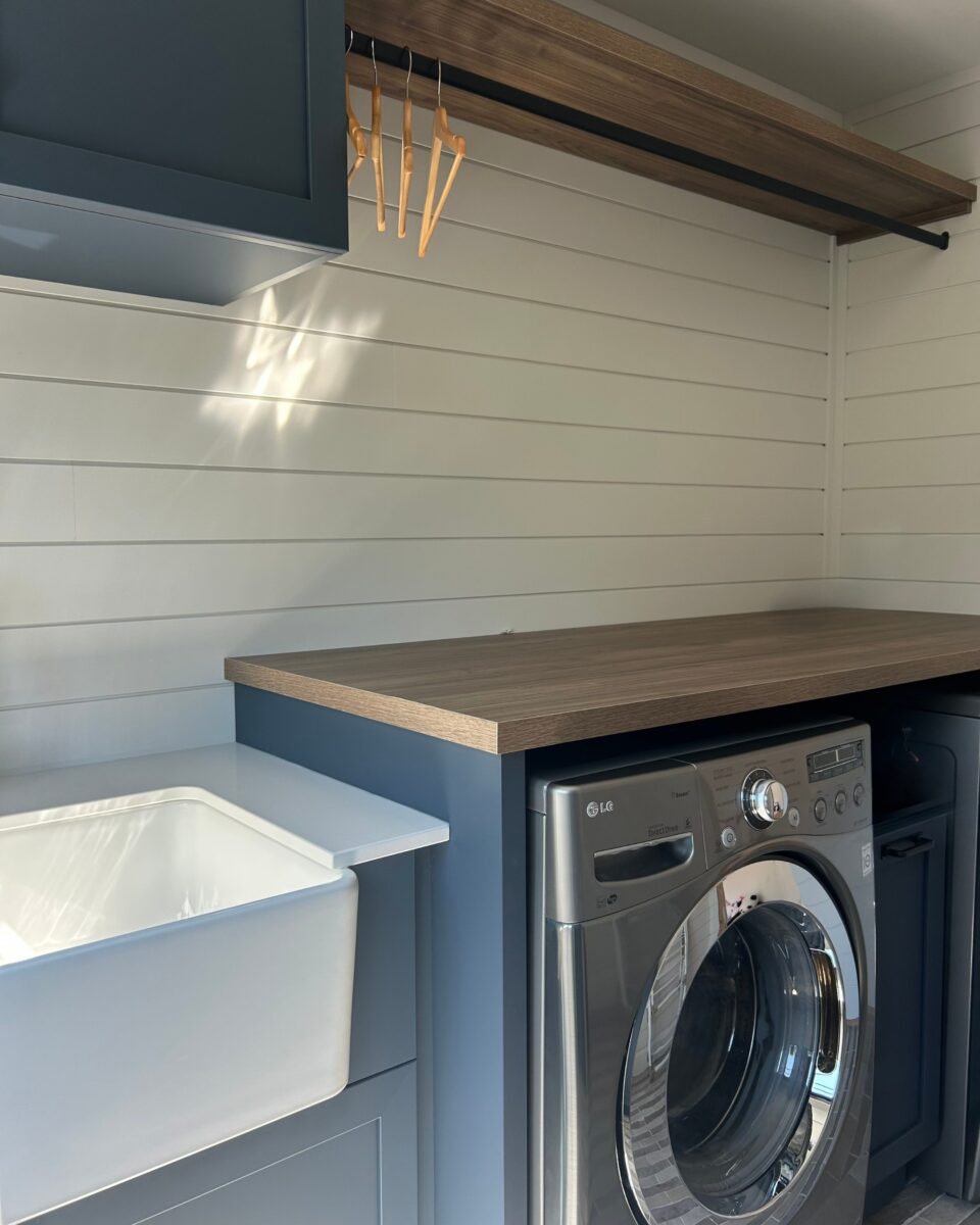 salle de lavage farmhouse bleu lavabo bois
