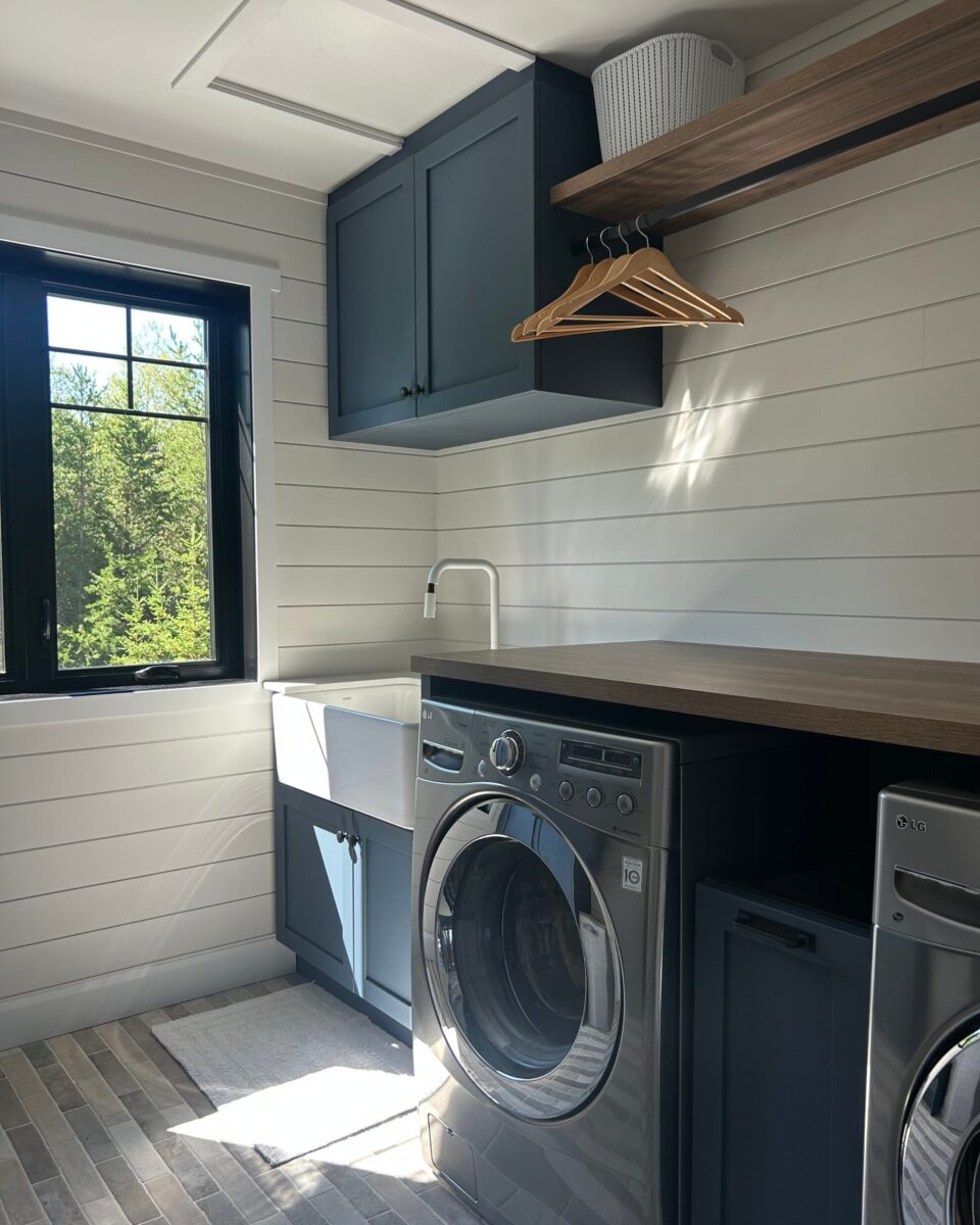 salle de lavage farm house armoires bleu lavabo espace de rangement
